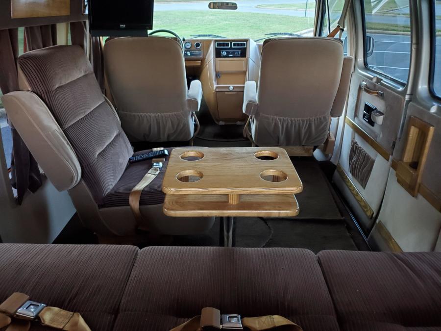 Интерьер Chevrolet G20 Conversion Van  (CG21305) 1988 года  (фото 169 из 257)